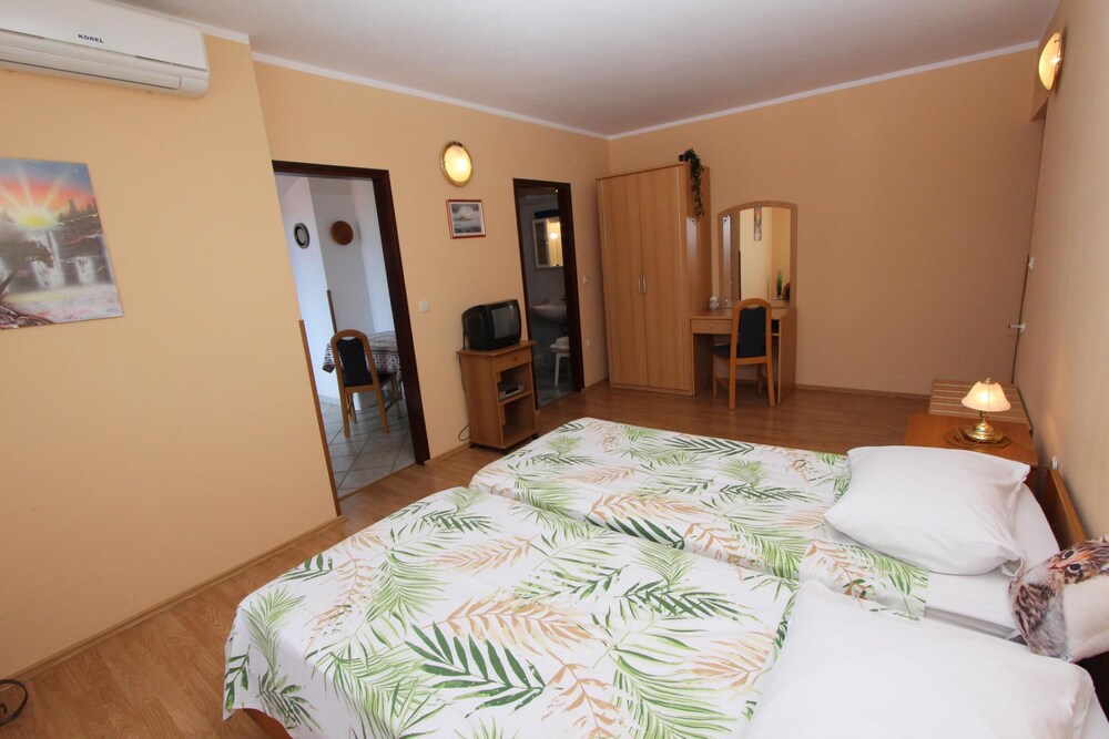 Apartments and Rooms Dino