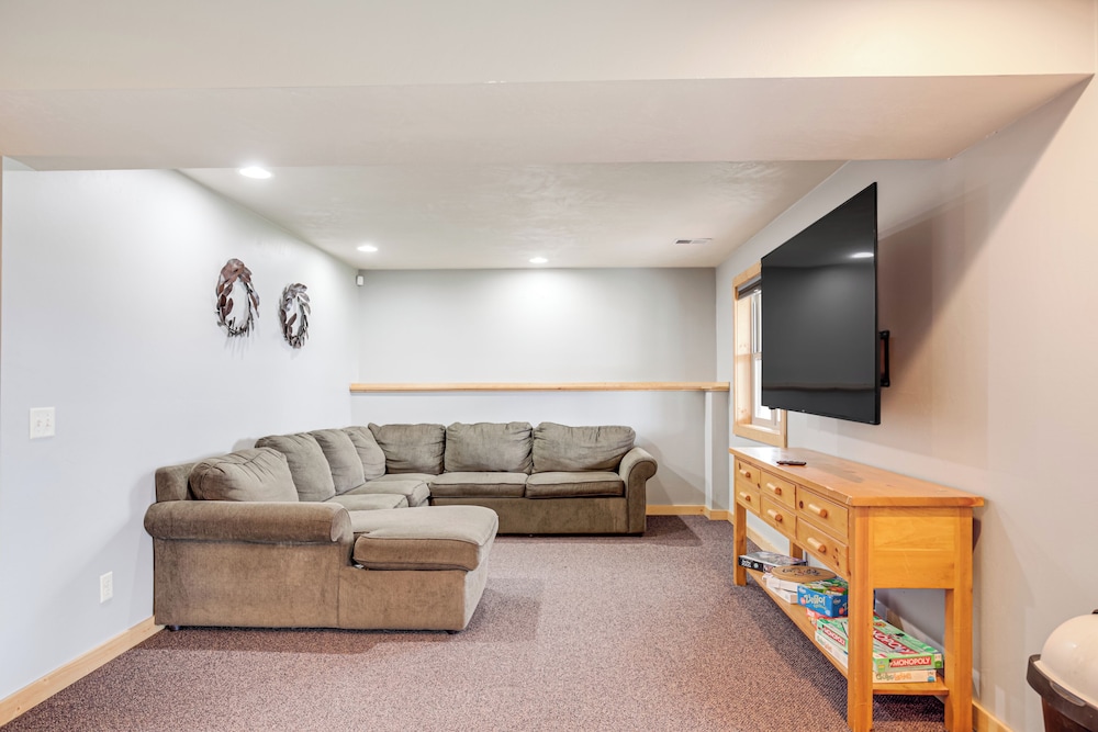 Boat Dock & Furnished Deck: Northwoods Lake House