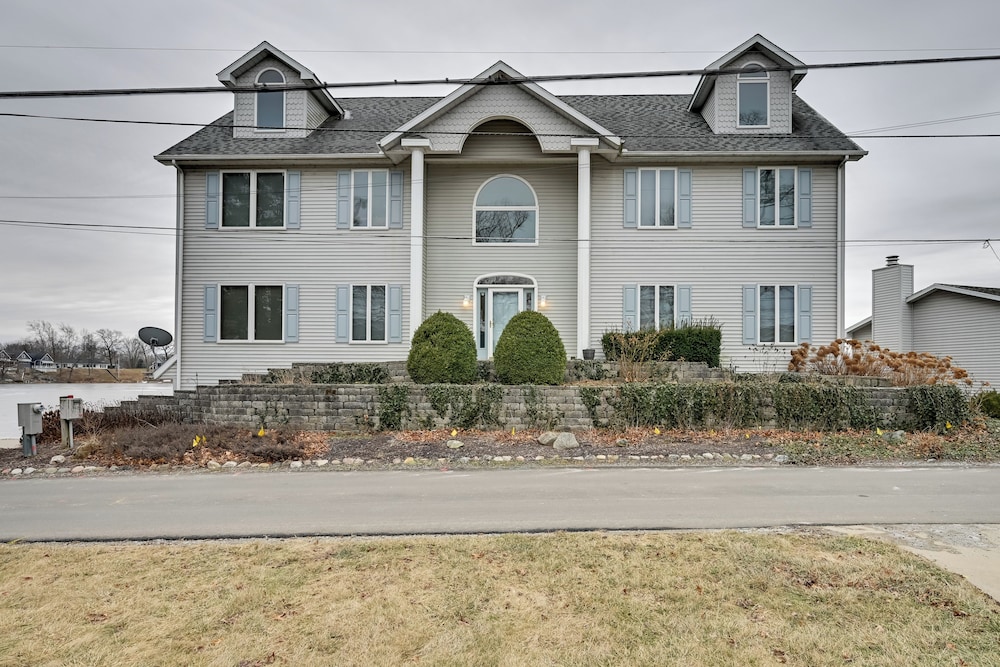 Hot Tub & Dock: Waterfront Lake Hamilton Home