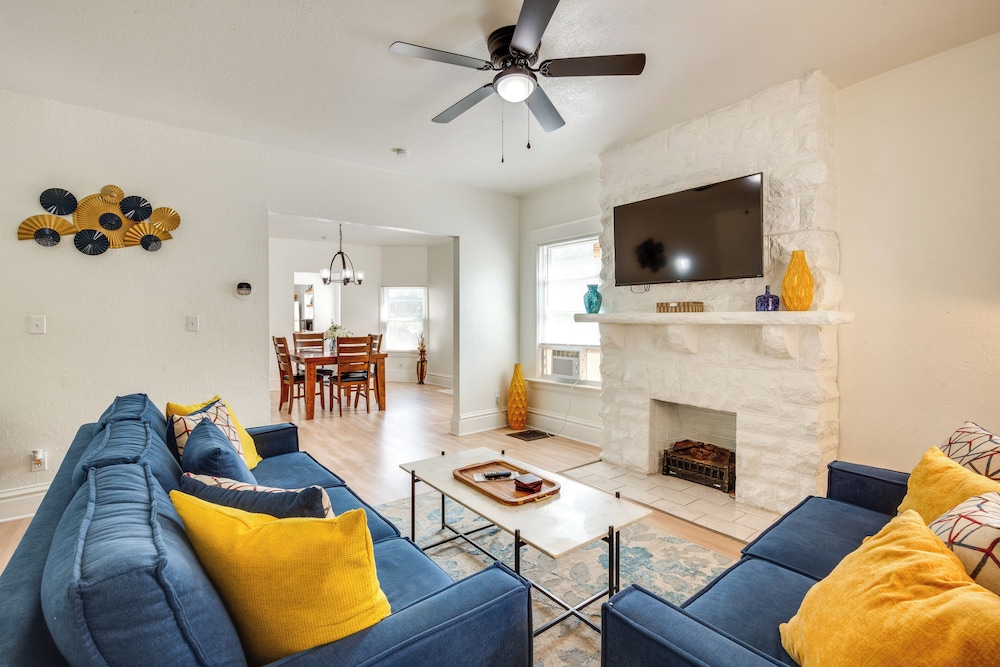 Modern 2BR Kansas City Condo Near Downtown