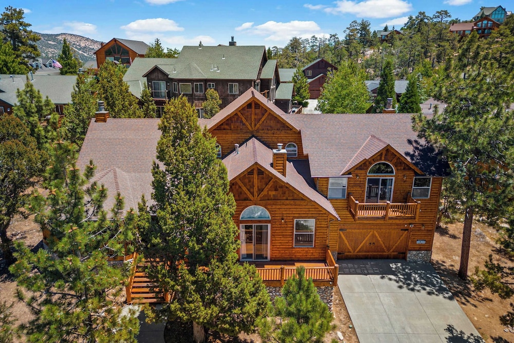 Sleeps 27 2 Homes Near the Lake, Hot Tub + Views Castle Glen Estates