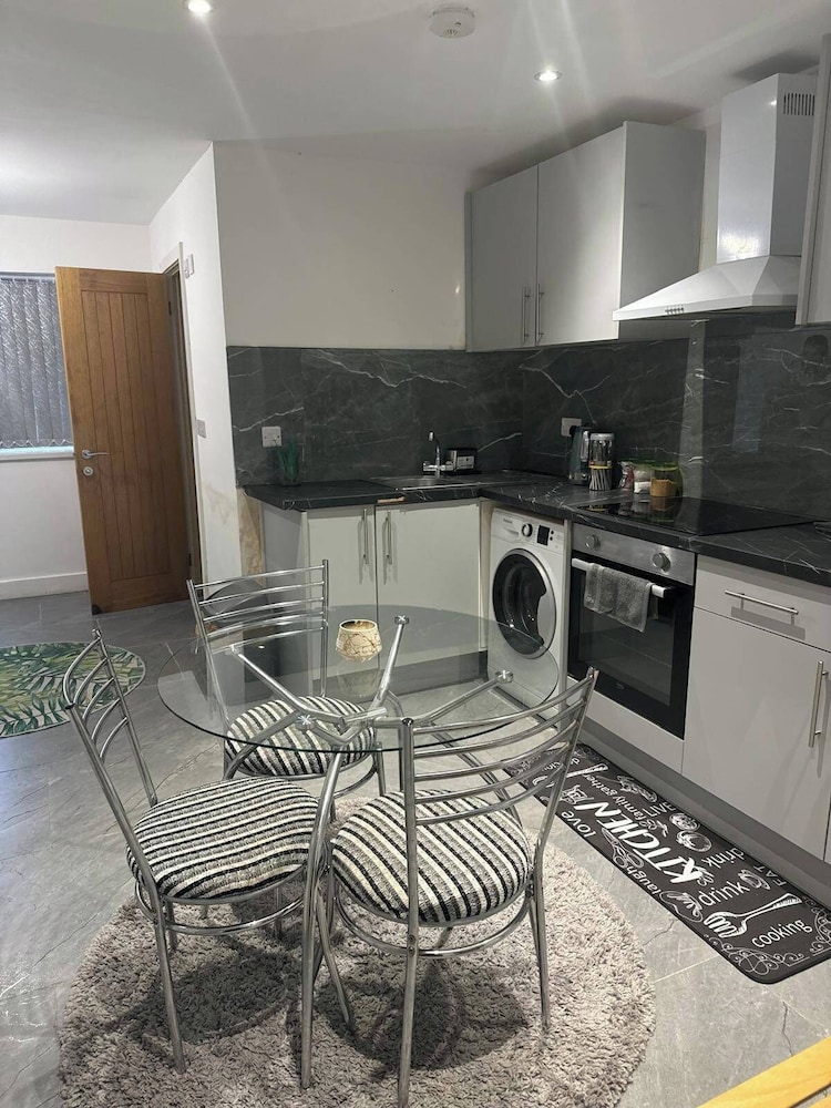 Cosy Central Home - Sleeps 5, Free Parking & Patio