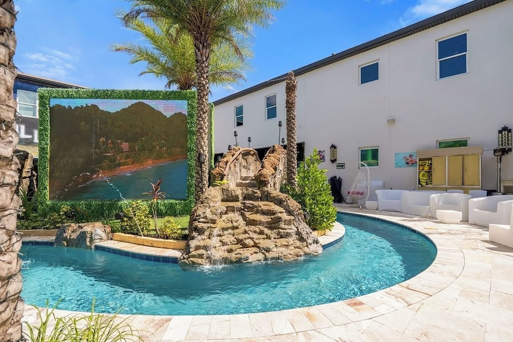 Luxury Mansion w Pool Sleeps 60