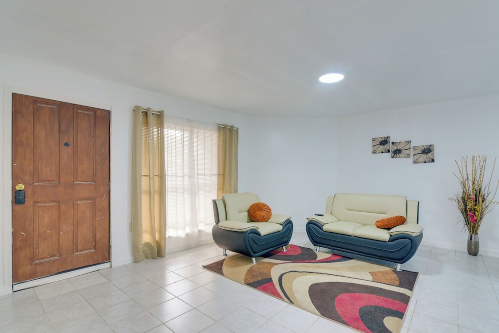 15 Mi to Dtwn Houston: Condo in Gated Community
