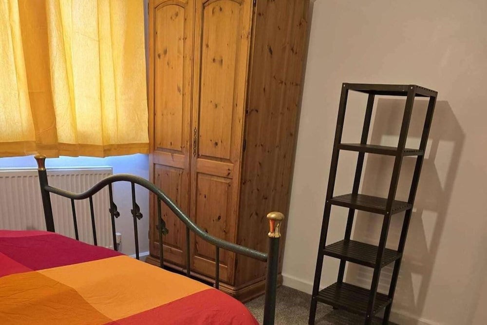 3 Bed House- Sleeps 6 - Parking - Wifi