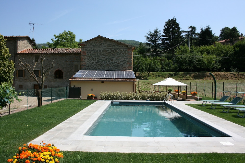 Stunning Private Villa for 4 Guests With Wifi, Private Pool, TV, Veranda, Pets Allowed and Parking