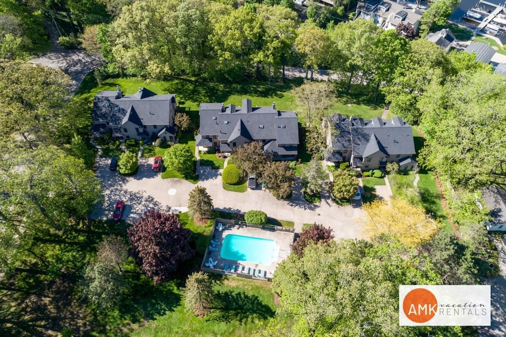 Charming Bayview - Downtown Condo With Pool