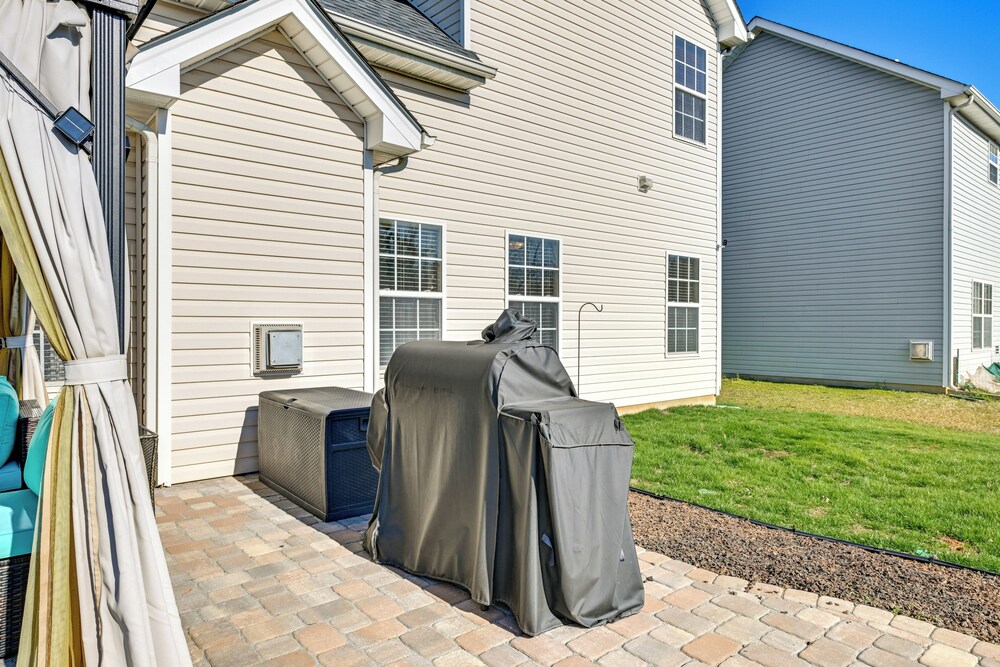 6 Mi to Charlotte Motor Speedway: Home w/ Fire Pit