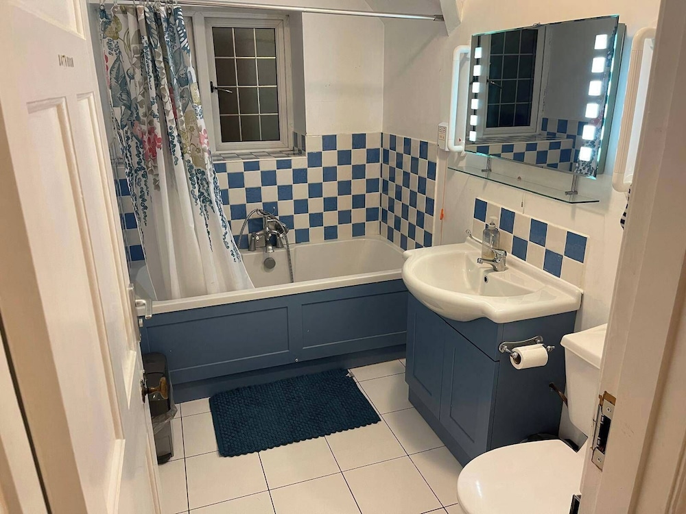 Bristol Blissful Retreat - 6 Bedrooms