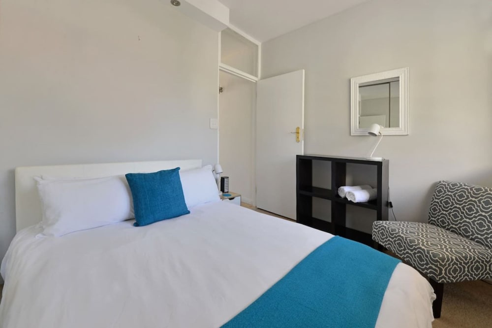 Top-floor 2-bed Beachfront Sunny Camps Bay Views