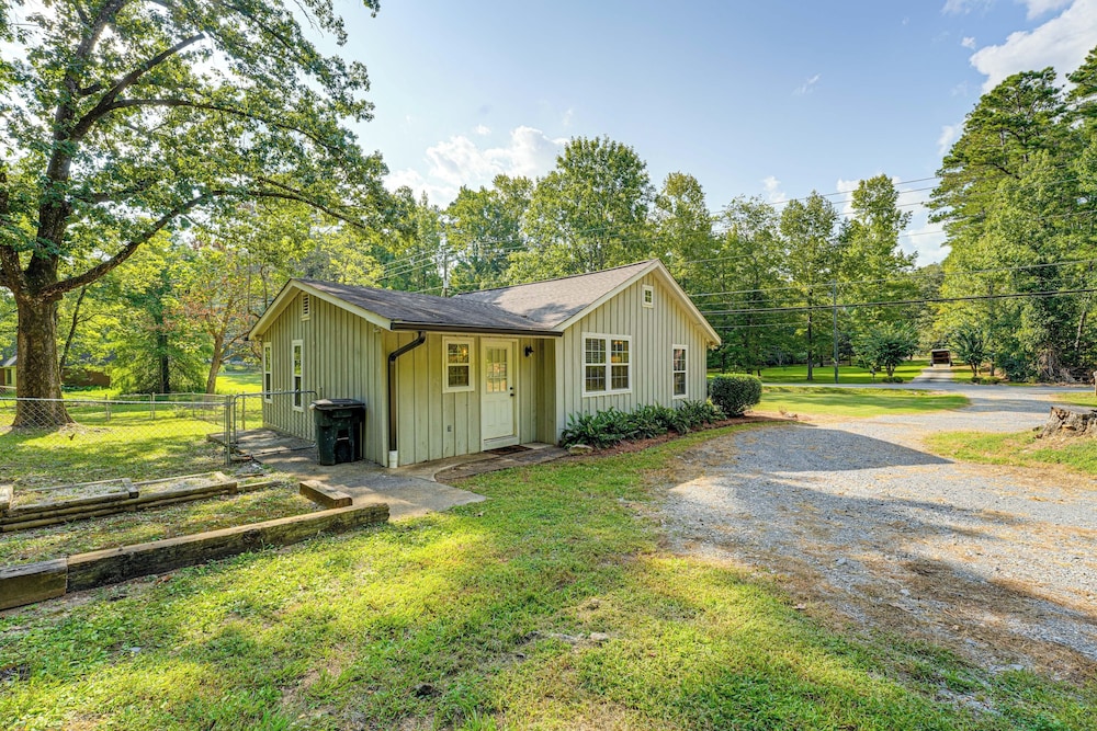 Peaceful Home w/ Porch & Yard, 5 Mi to Rome!
