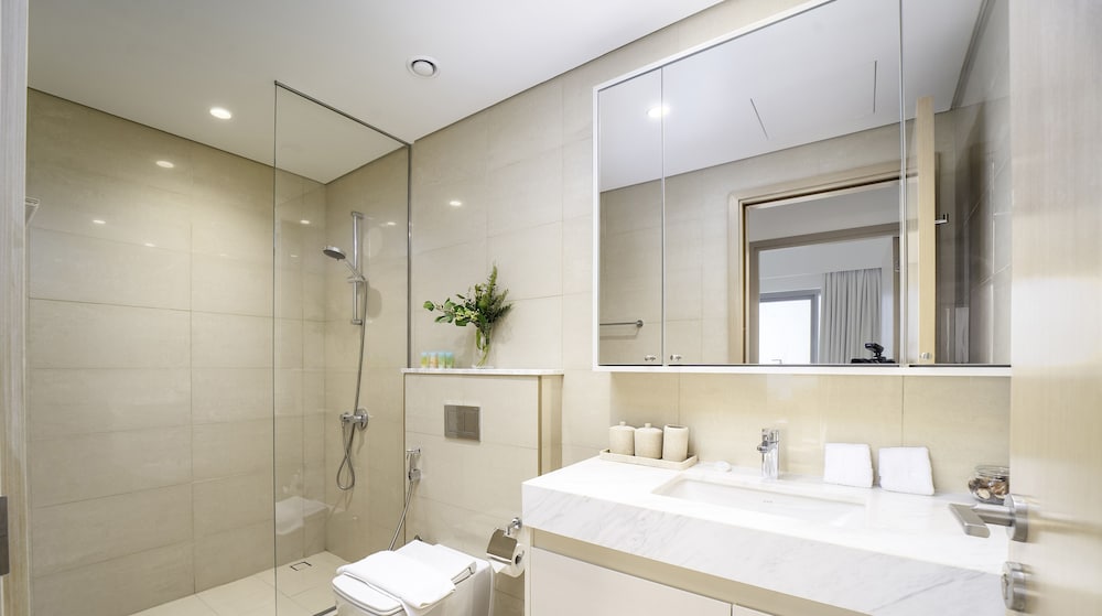Sleek 1BR in Burj Royale with Canal View