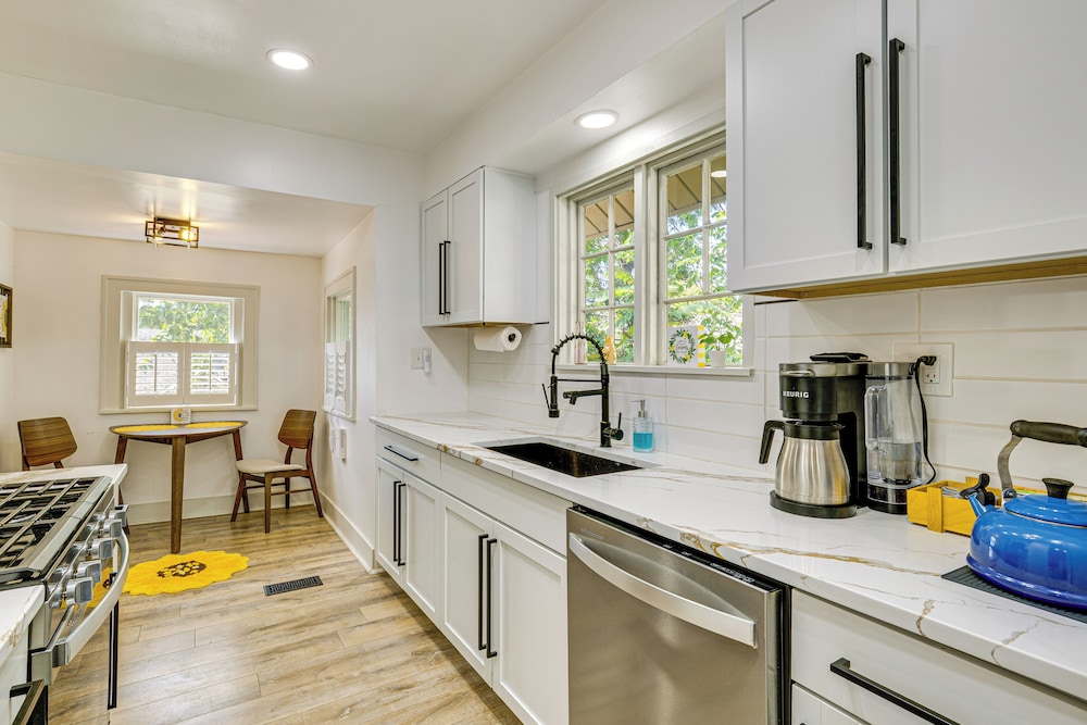 6 Mi to Arrowhead Stadium: Charming Home w/ Porch!