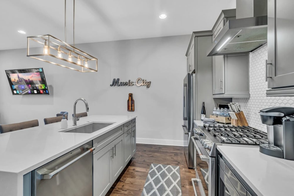 Luxury Townhome With Rooftop Deck Skyline Views view 2