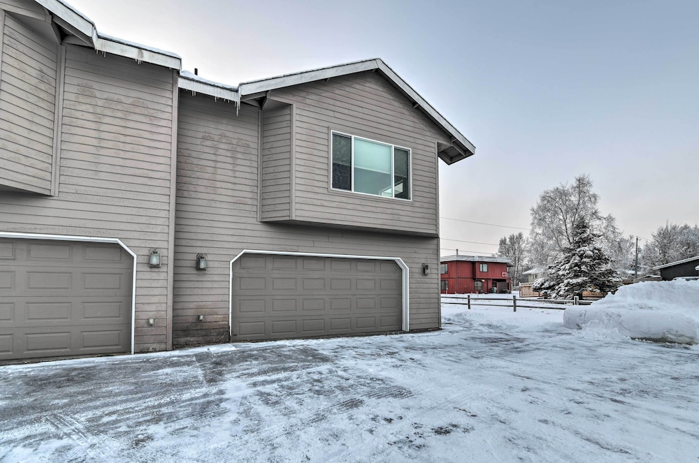 Hotel Cozy Anchorage Townhome < Half Mile to Jewel Lake! - Image 1
