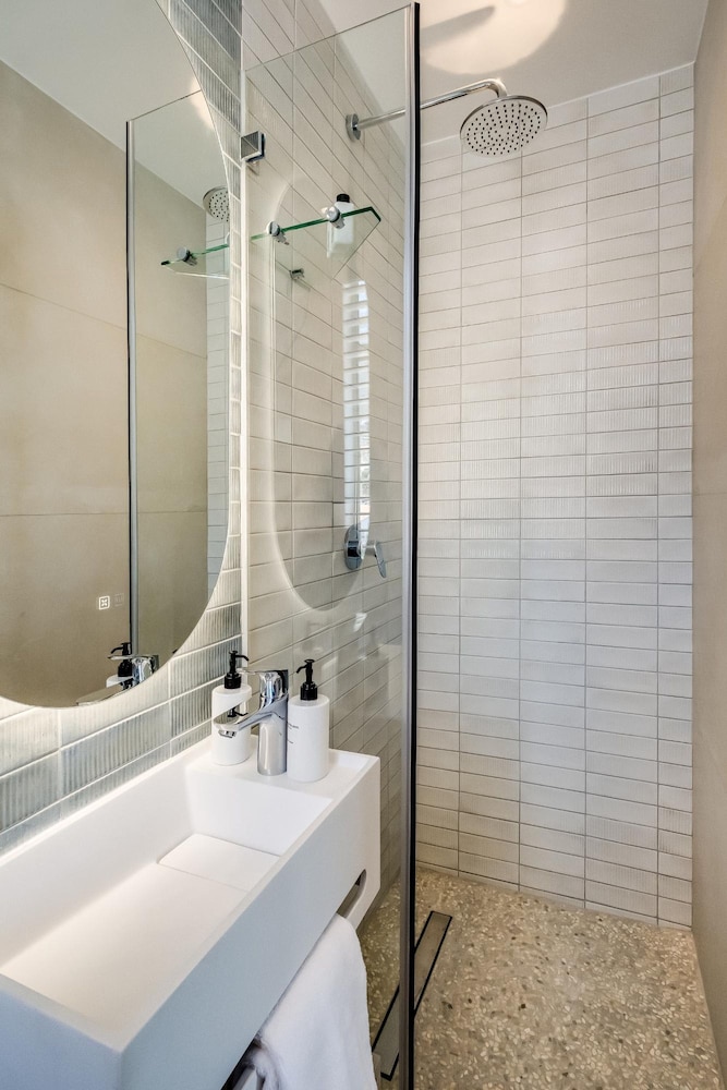 Apartment w Sea Views by Camps Bay Beach Kyanos