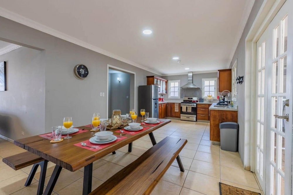 Remodeled 6BR - Privatepool Gameroom Close2beach