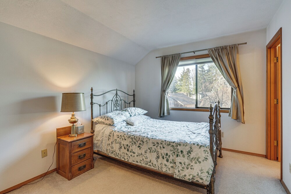Lovely Portland Home ~ 10 Mi to Downtown!
