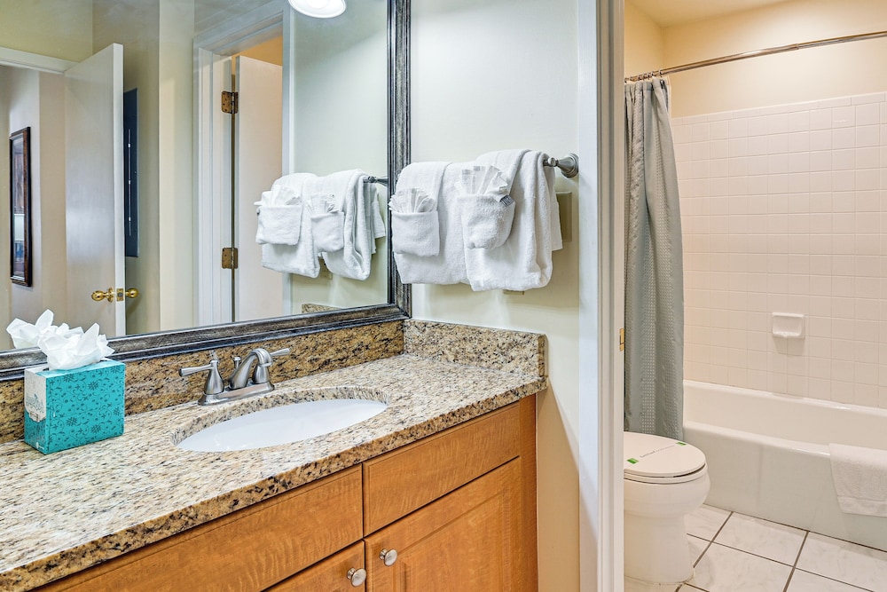 Unwind Poolside & Walk to Ocean! Myrtle Beach Unit