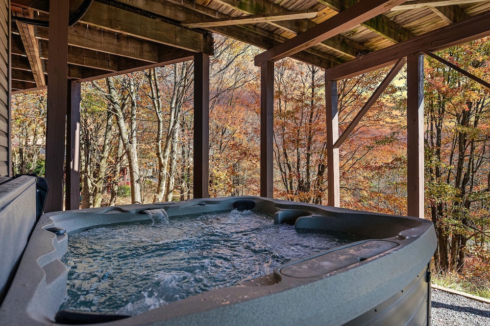 Emerald Bluff by Avantstay Lake Views Deck Fire Pit Game Room