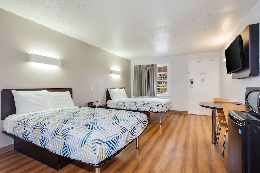 Motel 6 Walterboro, SC