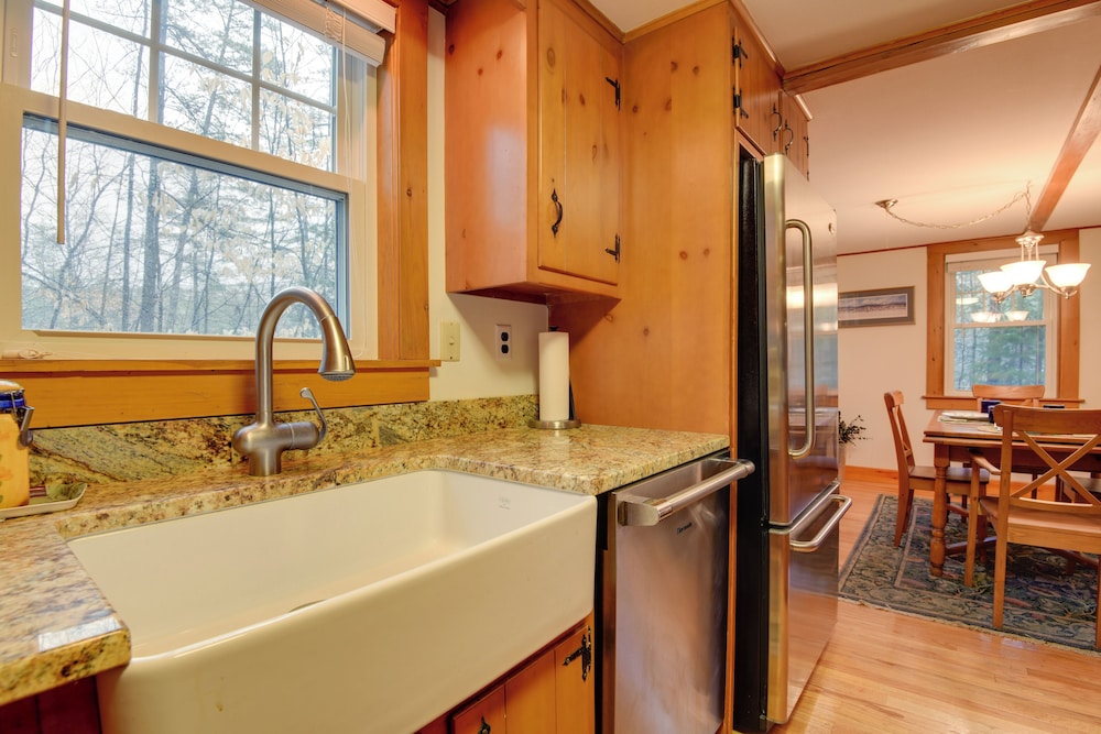 North Conway Home < Walk to Slopes at Cranmore! view 2