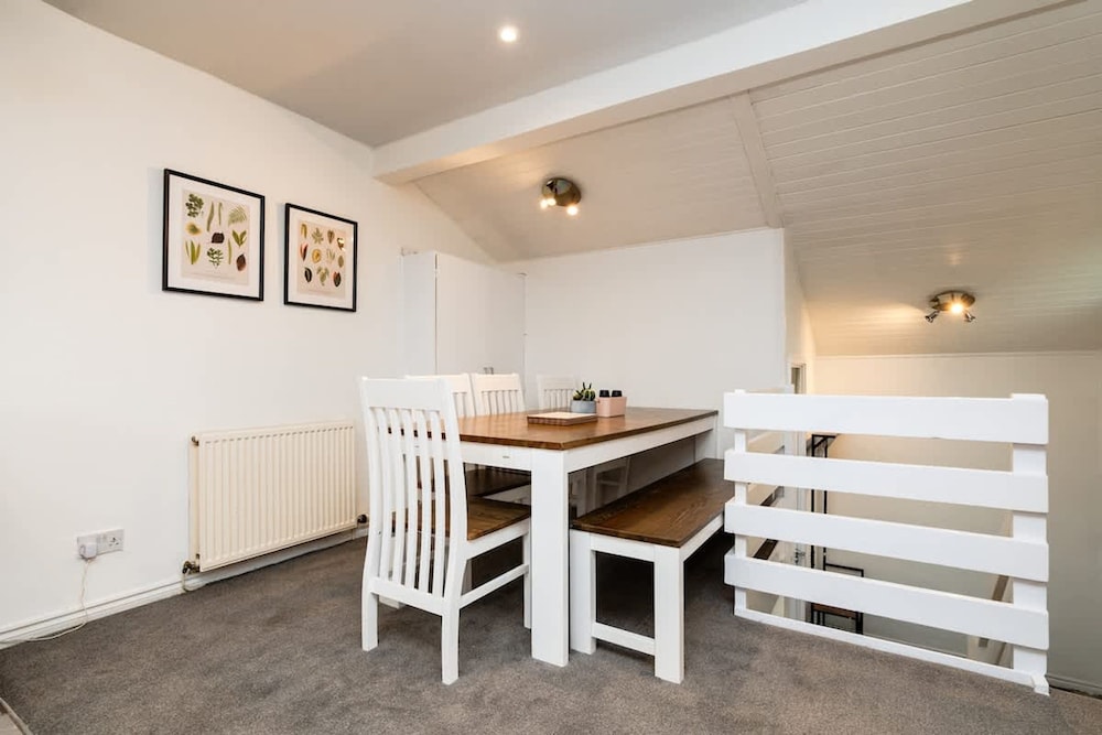 3 Bed House-free Parking-6beds