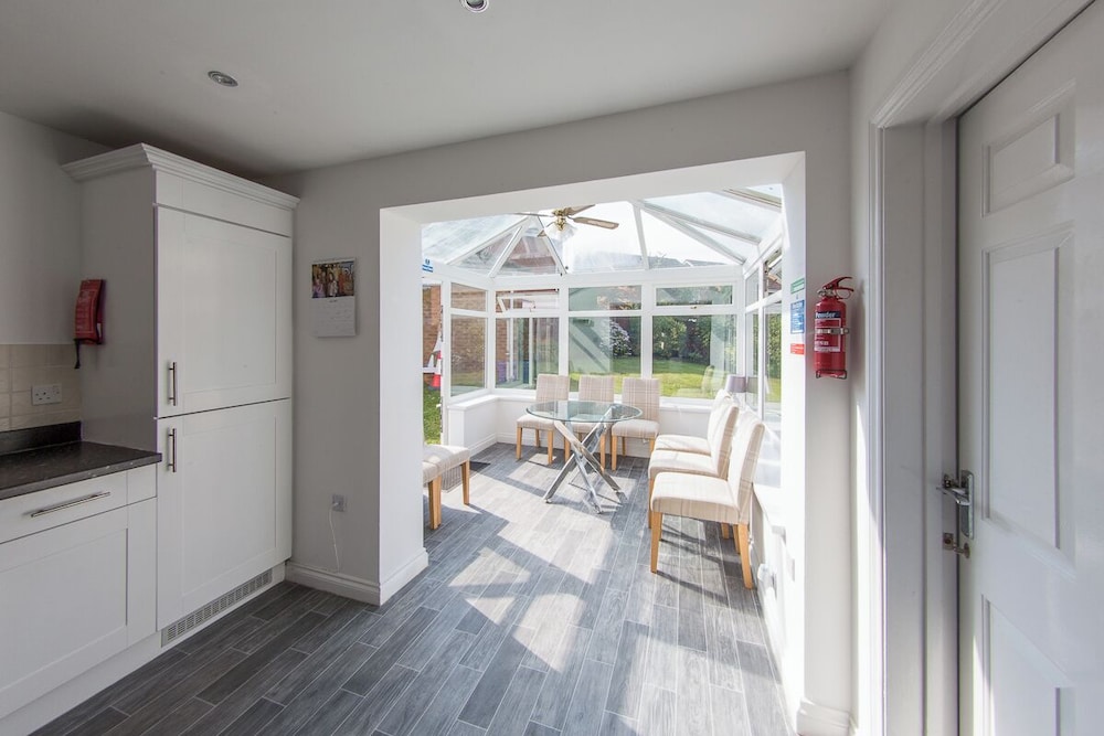 5 Bed Detached House - Sleeps 14