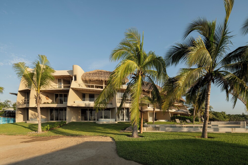 Beachfront Condo Los Panchos 301