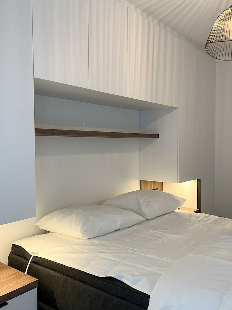 Huswell - Renovated Beachfront Apartment