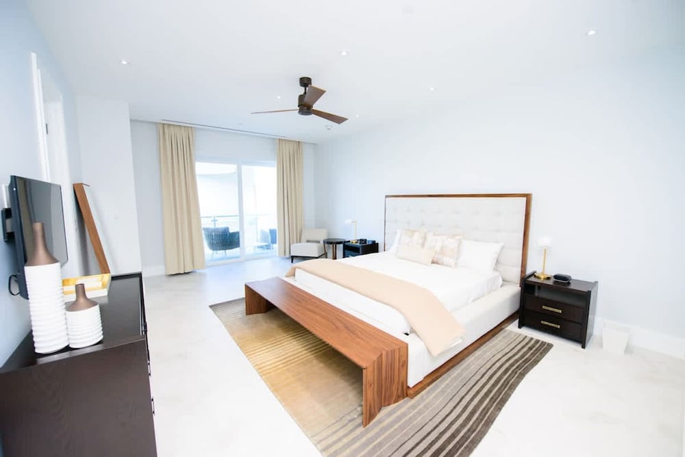 4 Bedroom Cable Beach Condo With Balcony