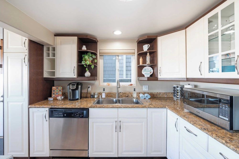 Coastal Bayside Condo Walkable to Sand & Surf