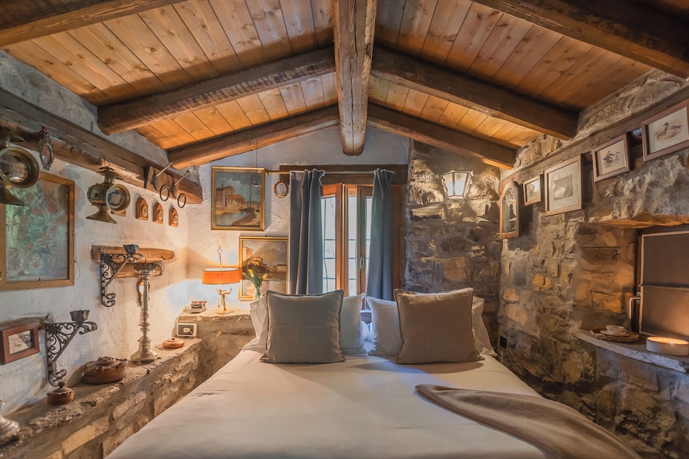 The Writer's Nest by Rent all Como