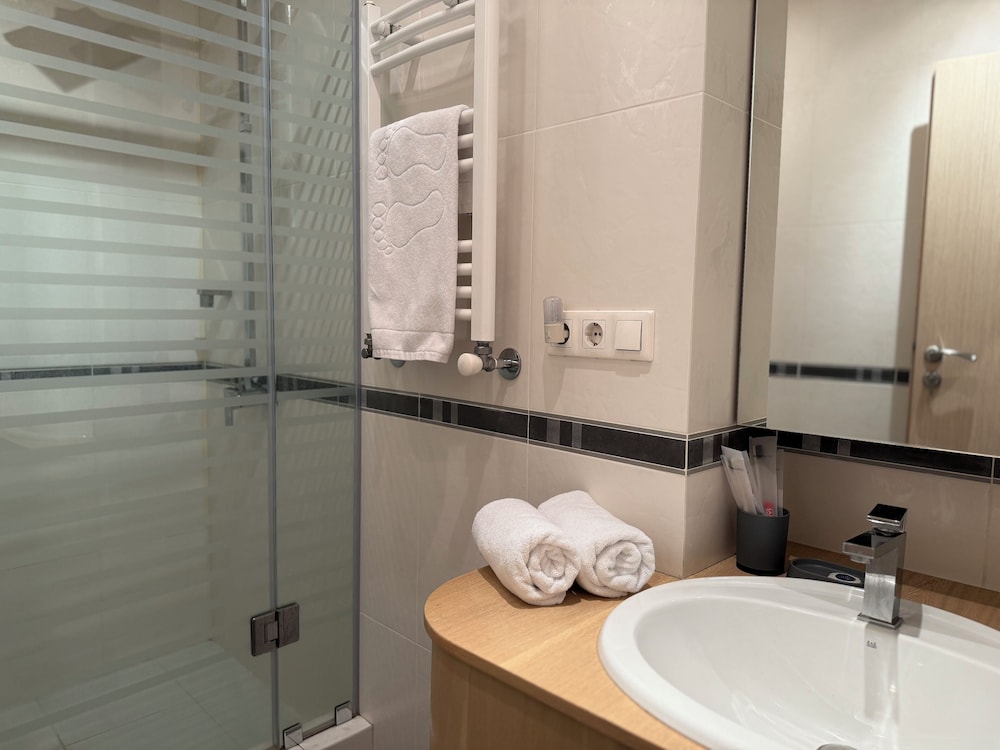 Deluxe 2-bedroom apartment by Sweet Home