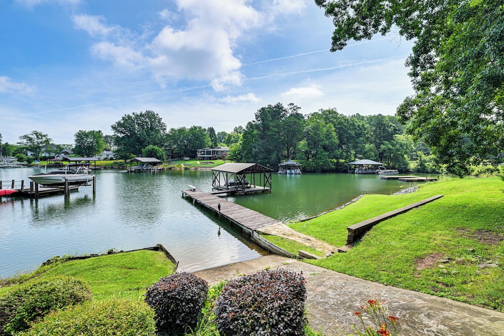 Launch & Dock: Lake Norman Retreat w/ Scenic Deck