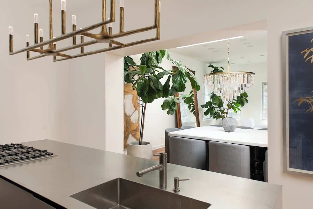 Luxury 4BD Gold Coast Penthouse With Deck Views