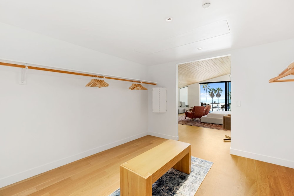 The Santa Monica Sunset - Beachfront Luxury