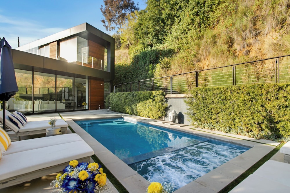 Belfast Estate - Mid-century Meets Modern - Luxe Poolside Villa