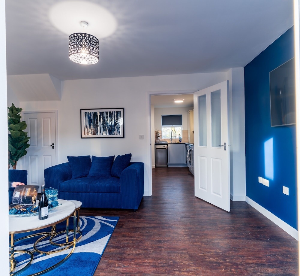 Stylish 3-bedroom House With Parking - Sleeps 6