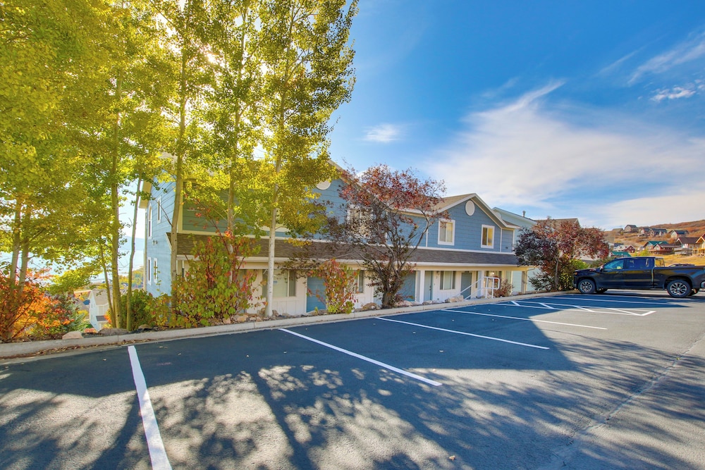 Spacious Garden City Townhome w/ Lake Views! view 4