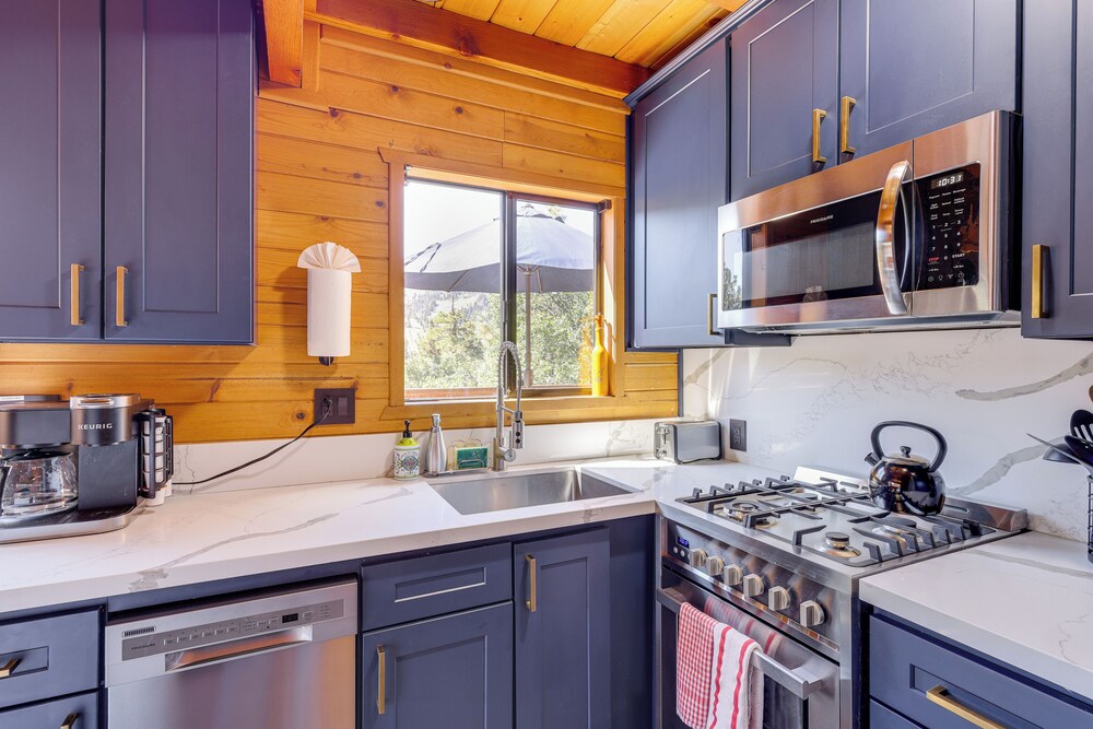 1 Mi to Skiing: Mtn-view Cabin in Big Bear Lake