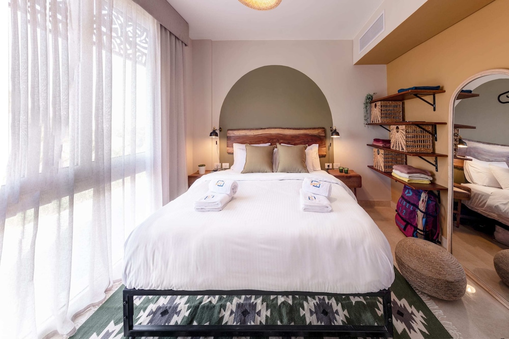 Xuru Stays I Exotic 1bdr w/ Outdoor Terrace Pool & Beach Access