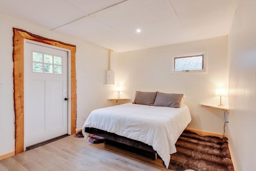Pet-friendly Cabin w/ Grill in Hillsgrove view 2