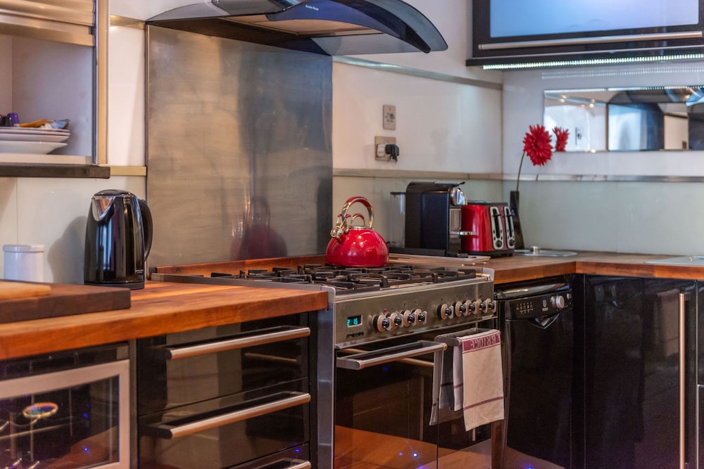 The Red Room Apartment - Fitzrovia - by Frankie Says
