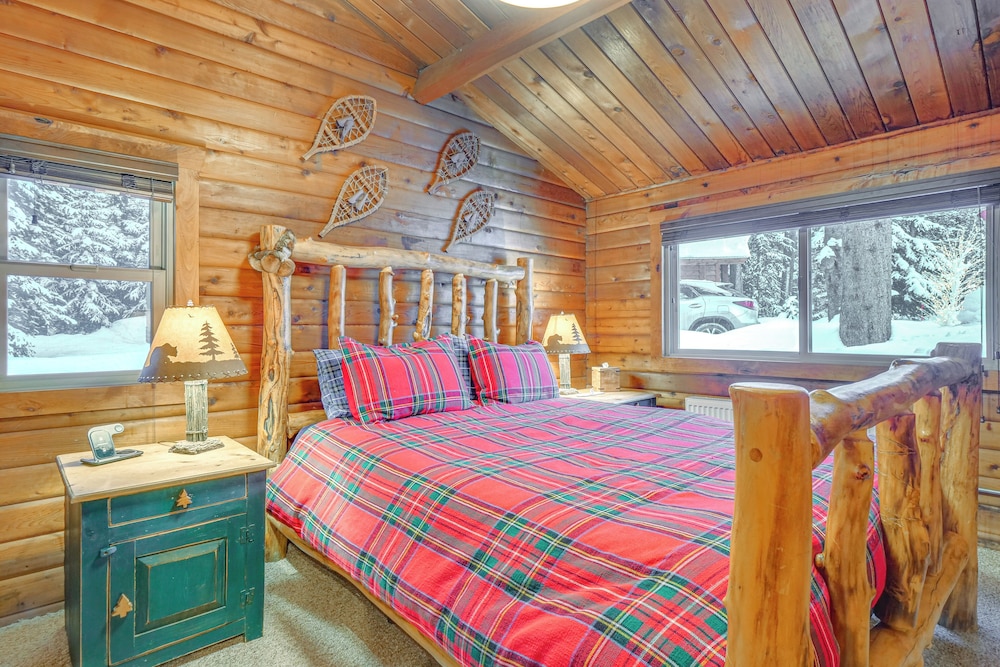 5 Mi to Breckenridge Ski Resort: Cozy Wood Cabin!