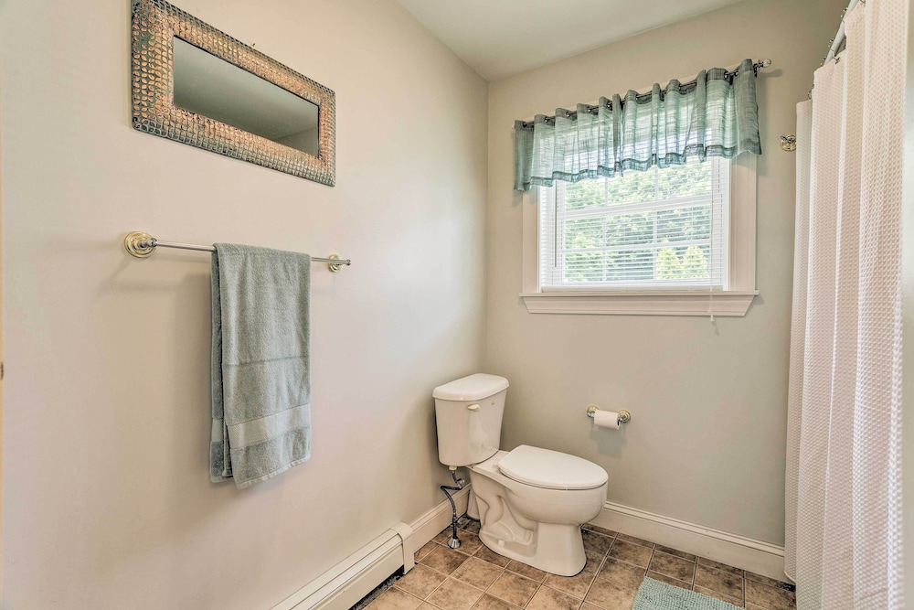 South Kingstown Vacation Rental: 2 Mi to Beach!