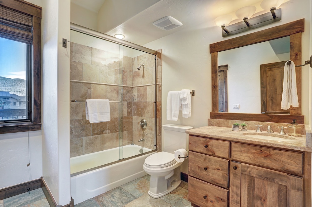 Lone Star Lodge 3 Bedroom Townhouse by RedAwning view 5
