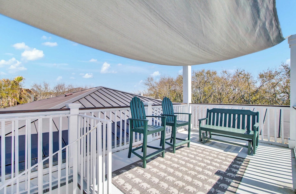 Steps to the Beach! Pool, Gym, Game Room, Movie Theater 3301 Palm by Avantstay