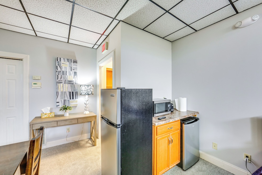 1 Mi to Dtwn: Cozy Retreat in New Kensington!