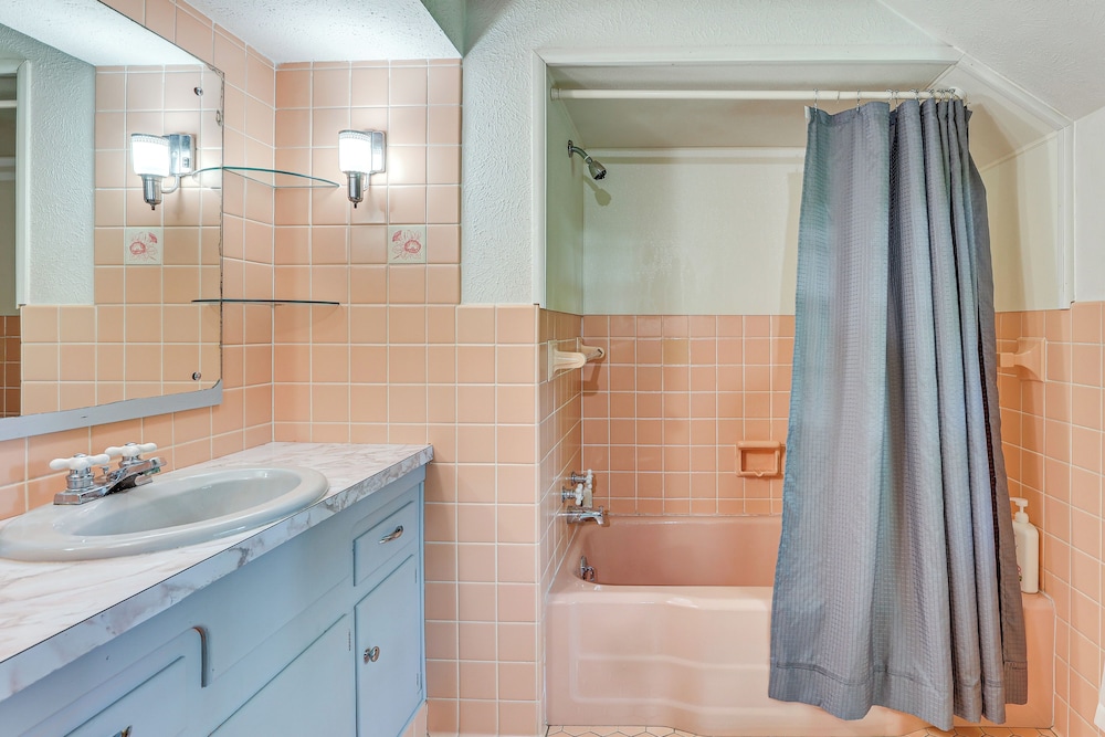1 Mi to Dtwn Salem: Apt w/ Garage Access!